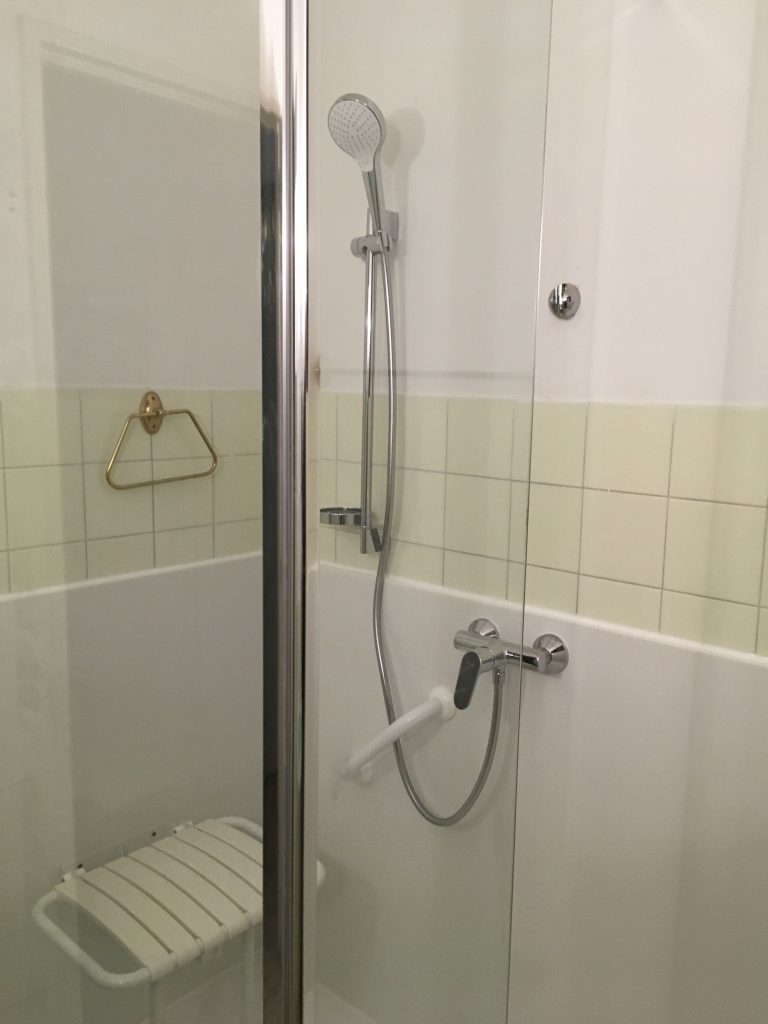 Douche et salle de bain sécurisée pour sénior et PMR