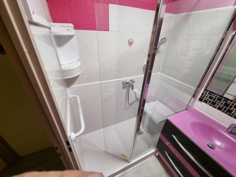 Douche et salle de bain sécurisée pour sénior et PMR
