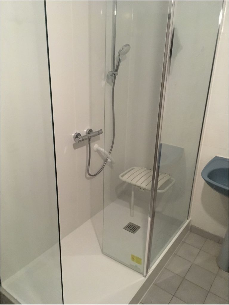 Douche et salle de bain sécurisée pour sénior et PMR
